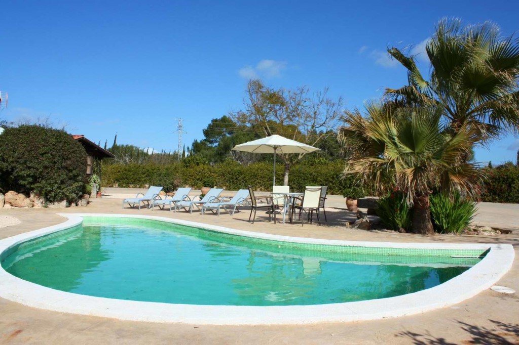 Finca romantica en el campo con piscina tipo laguna! A sólo 15 minutos de la hermosa playa de Es Trenc y absoluta privacidad!