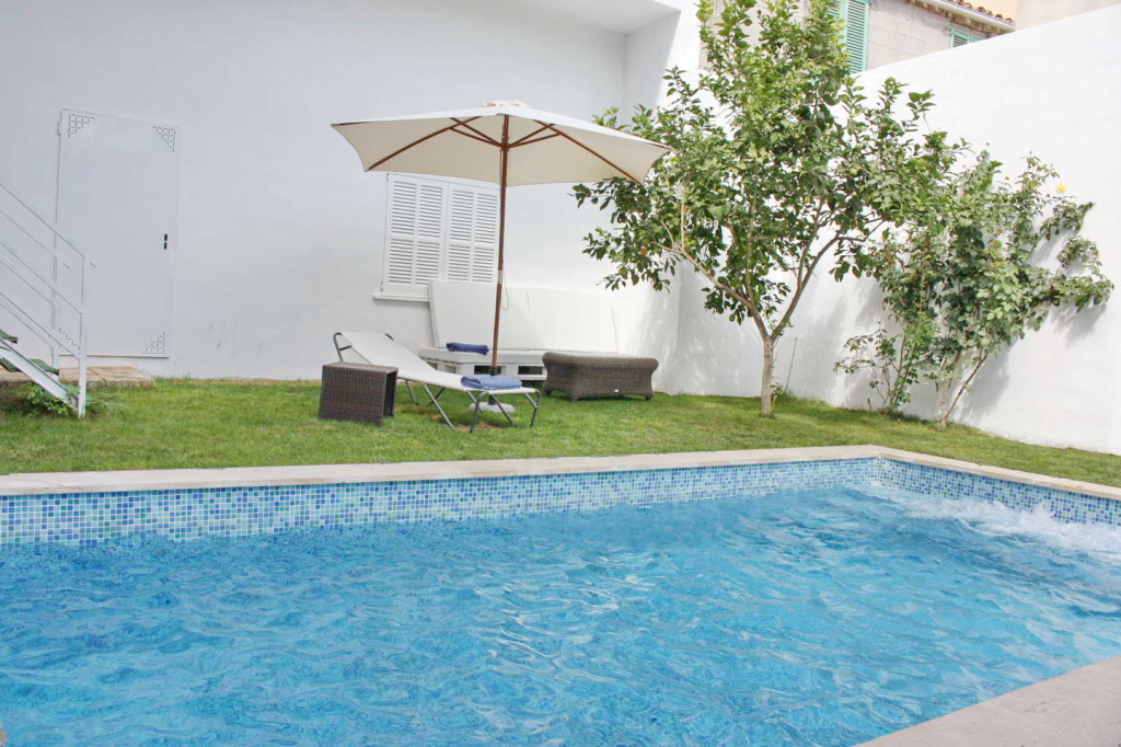 Confortable casa con piscina en el pueblo de Maria de la Salut, a sólo 15 minutos de las playas de arena!