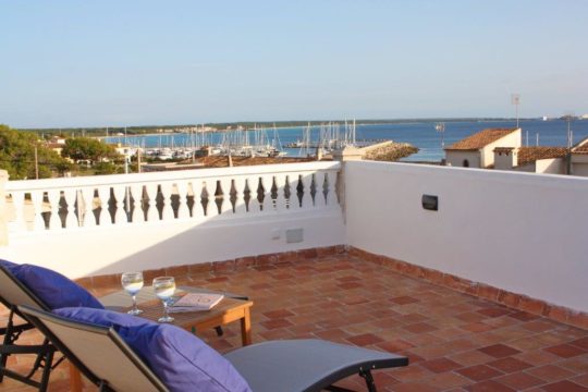 5 Gehminuten zum Es Trenc Strand-Mallorquinisches Ferien-Haus mit viel Terrassen und Dachterrasse mit Traumblick über das Meer, Hafen & Strand in Sa Rapita!