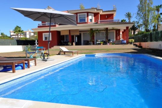 Helle moderne Ferien-Villa mit großem Pool, in ruhiger, küstennaher Wohngegend in Sa Torre!