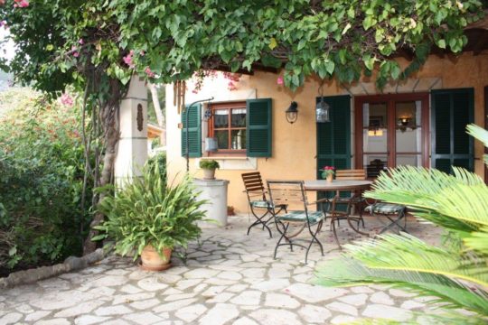 Malerisches Ferienhaus mit großen Terrassen / Veranda und Garten in Andratx