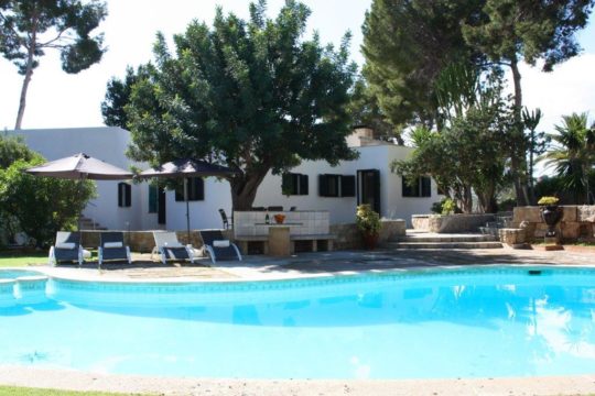 Strandvilla-neu renoviert und möbliert-großer Pool und Außenbereich