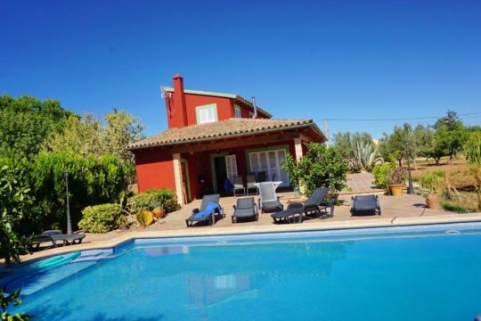 Casa de campo con piscina, - situada a pocos pasos desde el pueblo Lloseta-para vacaciones en el campo sin coche de alquiler!
