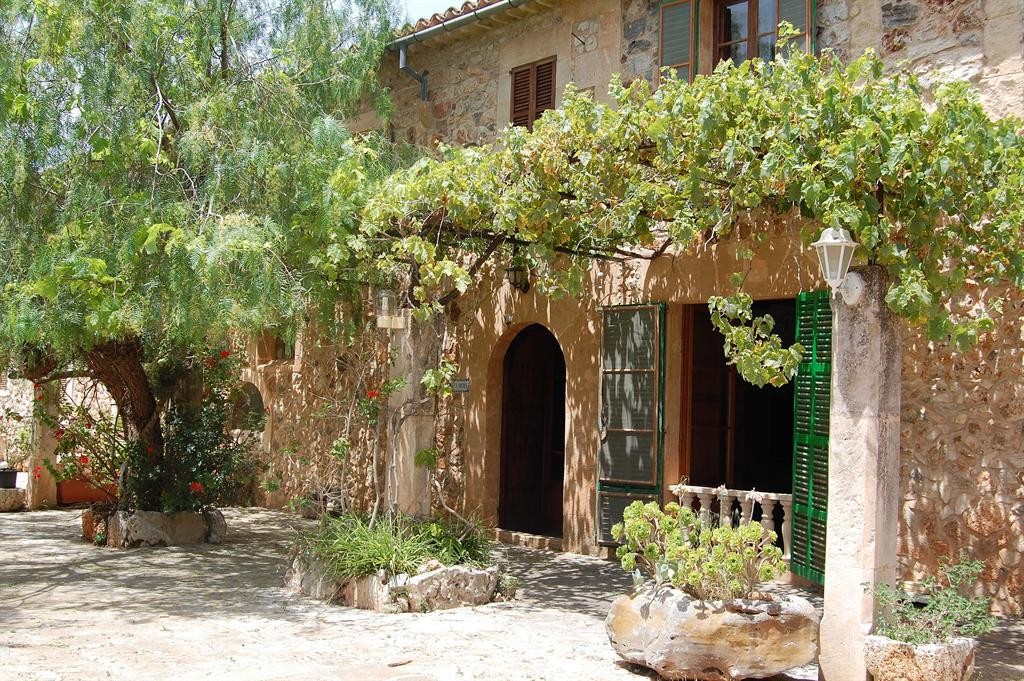 Majorcan farmhouse with private pool surrounded by countryside and gardens near Porreres