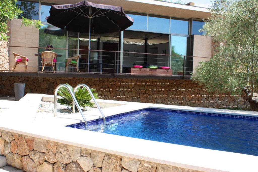 Moderna casa en el campo con pista de padel, presiosas vistas y piscina!