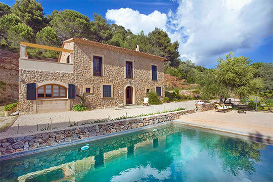 Único situado chalet con piscina y vistas impresionantes sobre la bahía de Palma y Valldemossa, a poca distancia al pueblo!