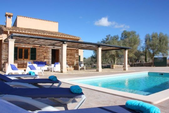 Finca recientemente renovada con piscina y amplias terrazas, a poca distancia del pueblo