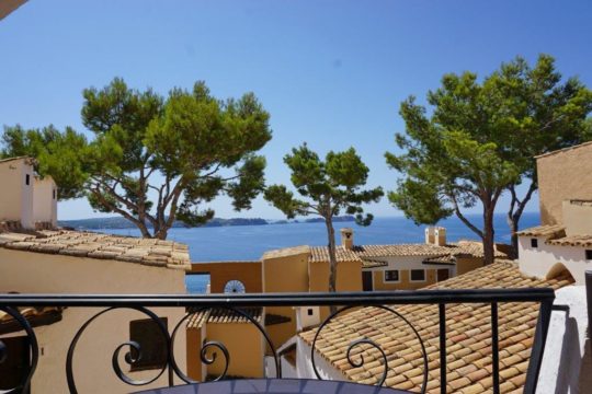 Apartment with beautiful sea views and direct access to the sea, community pool, close to the sandy beach!