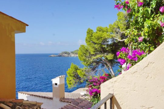 Acogedor apartamento en el popular complejo Aldea I en Cala Fornells, con vista lateral al mar, acceso directo al mar y piscina comunitaria!